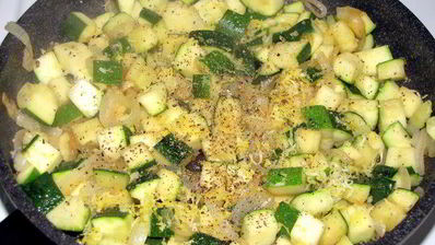 лосось в кунжуте на подушке из цукини