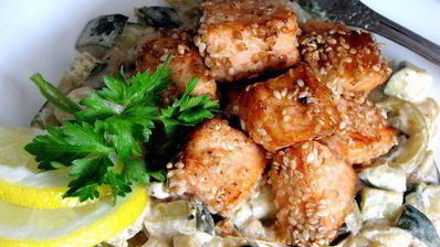 лосось в кунжуте на подушке из цукини