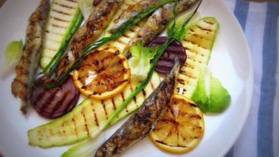 мойва-гриль с ароматом чеснока и лимона