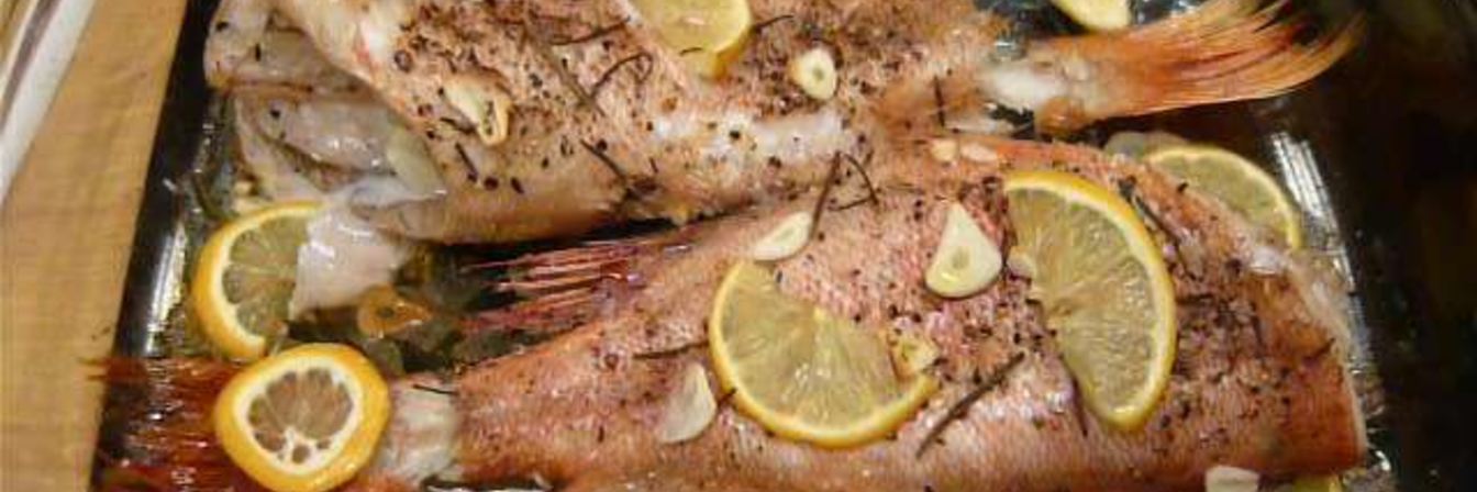 Морской окунь с чесноком и травами
