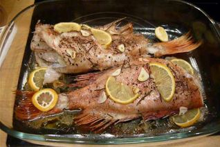 Морской окунь с чесноком и травами