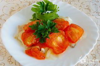 Рыба с луком и помидорами