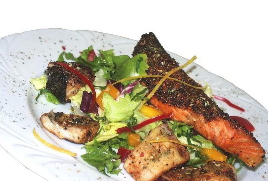 Рыбное филе на гриле с салатом