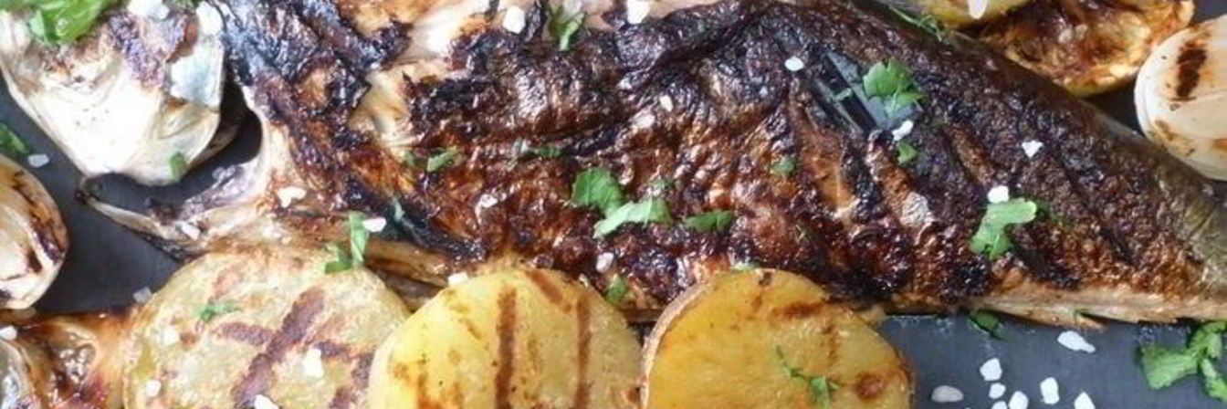 Сельдь на гриле с подпеченными овощами