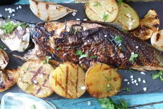 Сельдь на гриле с подпеченными овощами