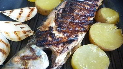 сельдь на гриле с подпеченными овощами