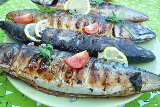 Скумбрия на гриле по-домашнему с базиликом и лимоном