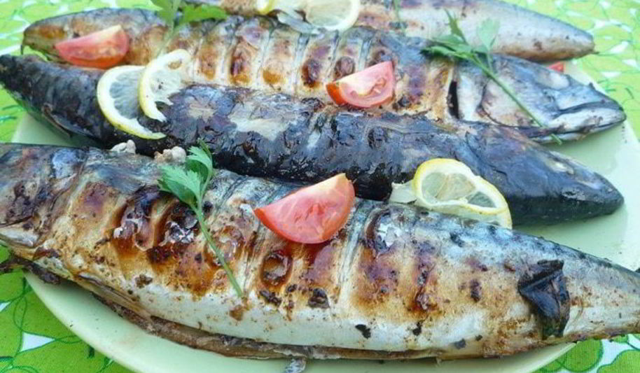 Рецепт скумбрии на гриле по-домашнему с базиликом и лимоном
