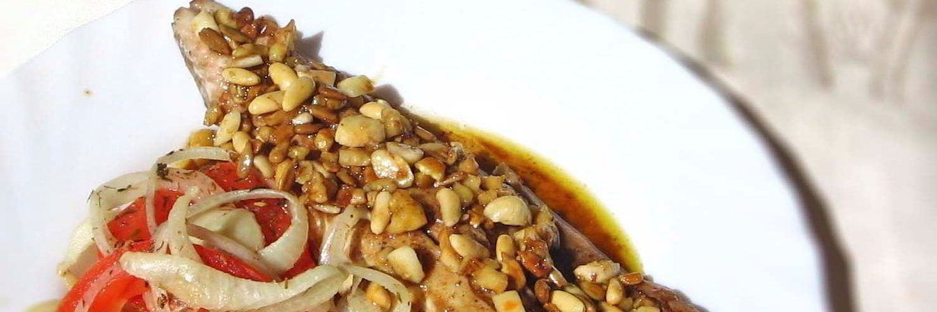 Скумбрия в духовке с помидорами