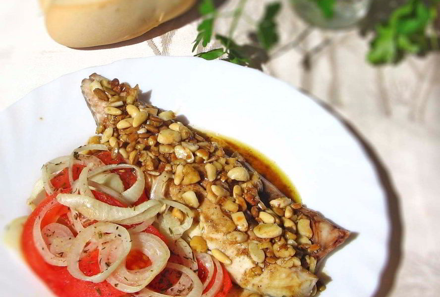 Скумбрия в духовке с помидорами