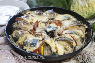 Скумбрия, запеченная с помидорами и лимоном