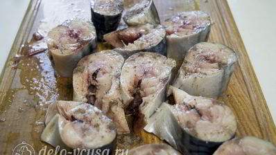 скумбрия, запеченная с помидорами и лимоном