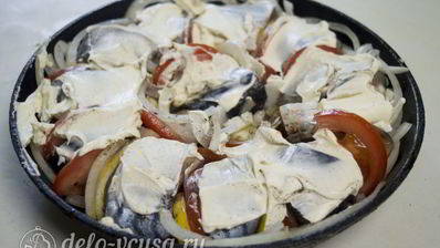 скумбрия, запеченная с помидорами и лимоном