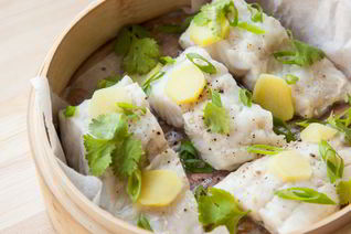 Треска с имбирем на пару