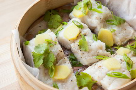 Треска с имбирем на пару