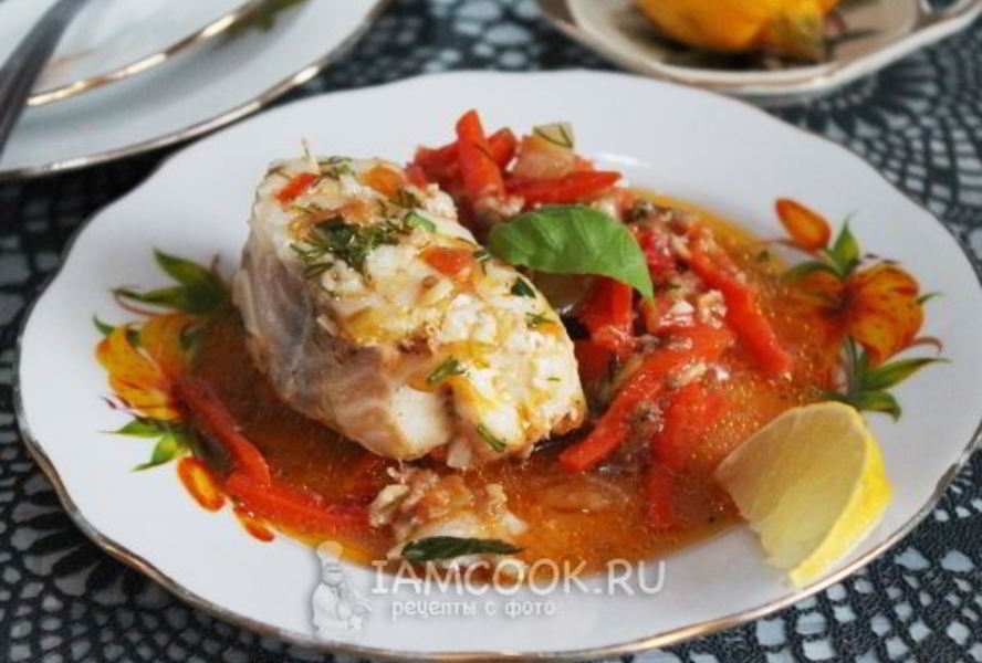 Треска тушеная с морковью и луком