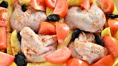 цесарка в духовке с картофелем и черносливом