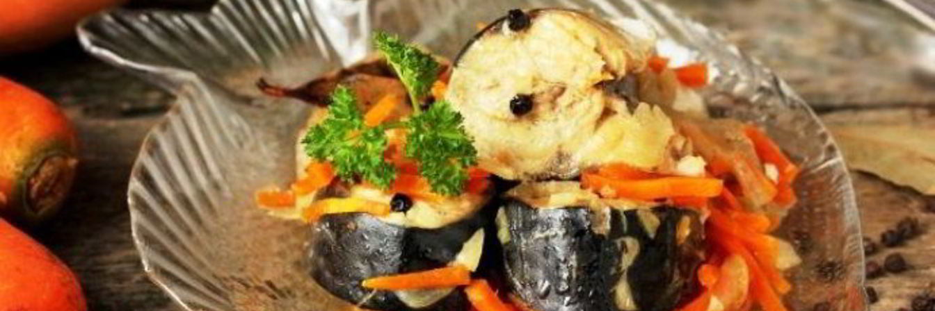 Тушеная скумбрия с луком и морковью