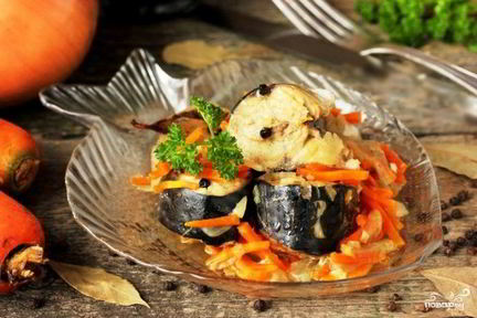 Тушеная скумбрия с луком и морковью