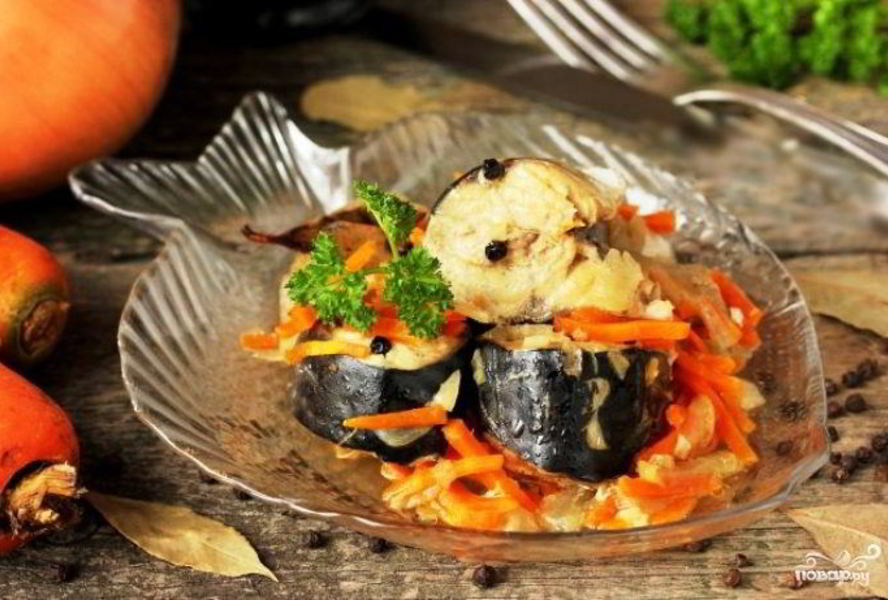 Тушеная скумбрия с луком и морковью