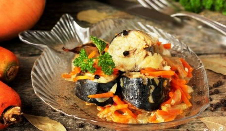 Рецепт тушеной скумбрии с луком и морковью