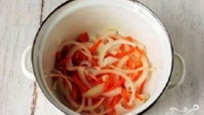 тушеная скумбрия с луком и морковью