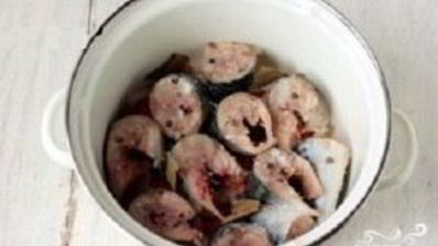 тушеная скумбрия с луком и морковью