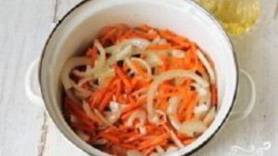 тушеная скумбрия с луком и морковью