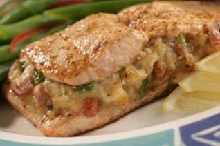 Запеченный лосось с креветками и сыром