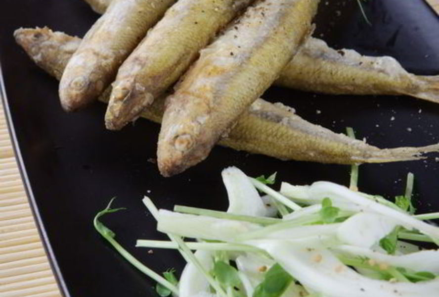 Жареная корюшка с салатом из фенхеля