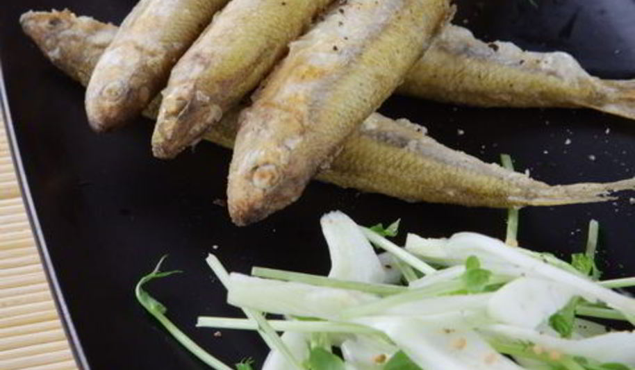 Рецепт жареной корюшки с салатом из фенхеля