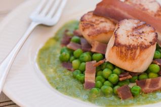 Жареные гребешки с горохом и беконом