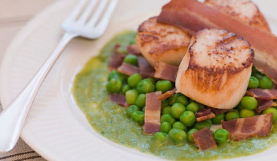 Рецепт жареных гребешков с горохом и беконом