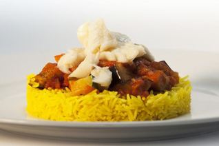 Зубатка с овощным соусом и желтым рисом