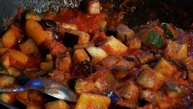 зубатка с овощным соусом и желтым рисом