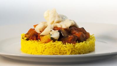 зубатка с овощным соусом и желтым рисом