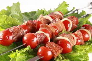 Классический шашлык из свинины с помидорами и луком