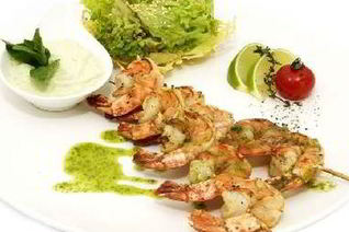 Креветочные шашлычки с соусом из майонеза и кинзы