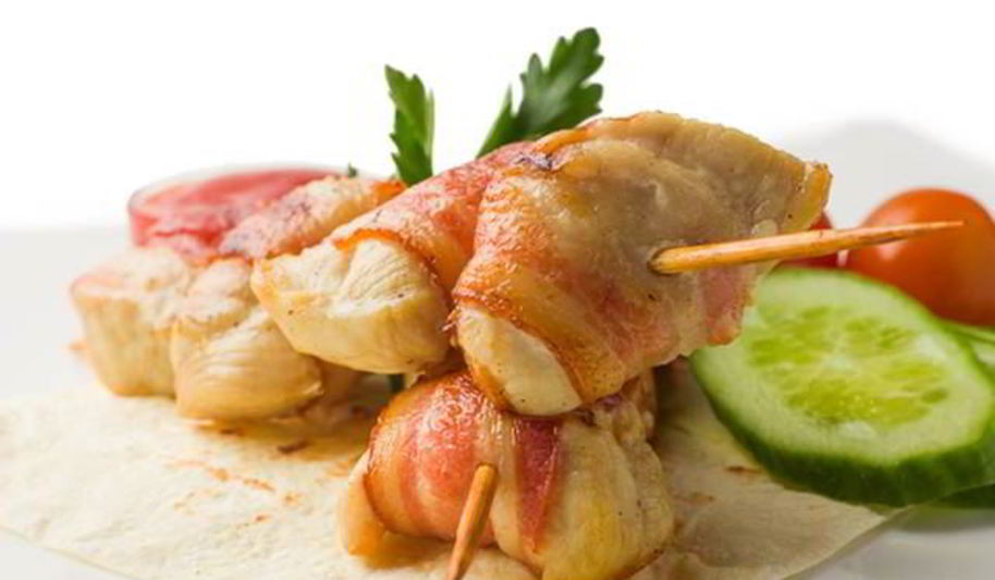 Рецепт куриных шашлычков в беконе на шпажках