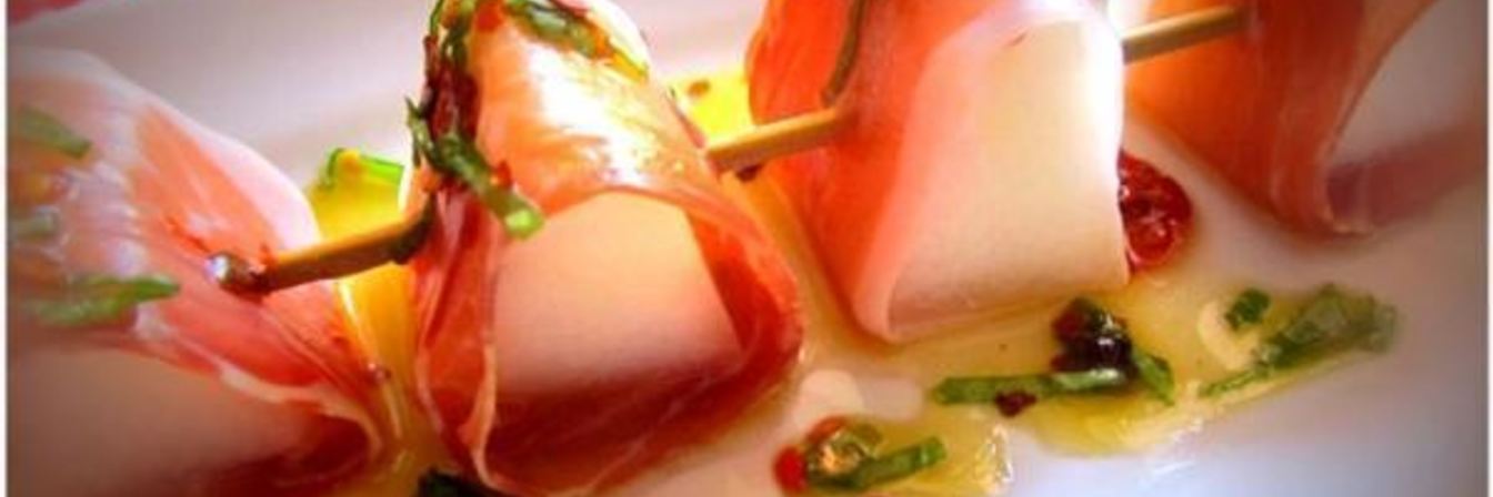 Шашлычки из дыни с прошутто под мятным соусом