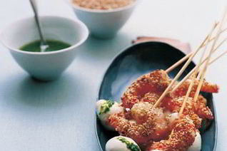 Шашлычки из моцареллы и креветок с соусом из базилика