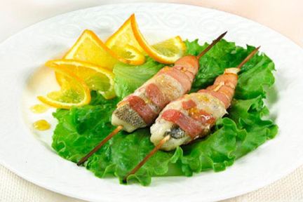 Шашлык из филе судака и бекона