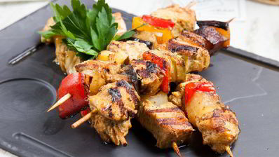 шашлык из куриных грудок с овощами