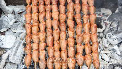 шашлык из куриных сердечек в томатном соусе