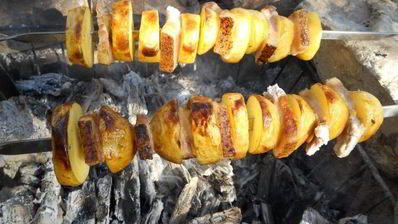шашлык из молодого картофеля и сала