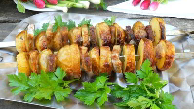 шашлык из молодого картофеля и сала