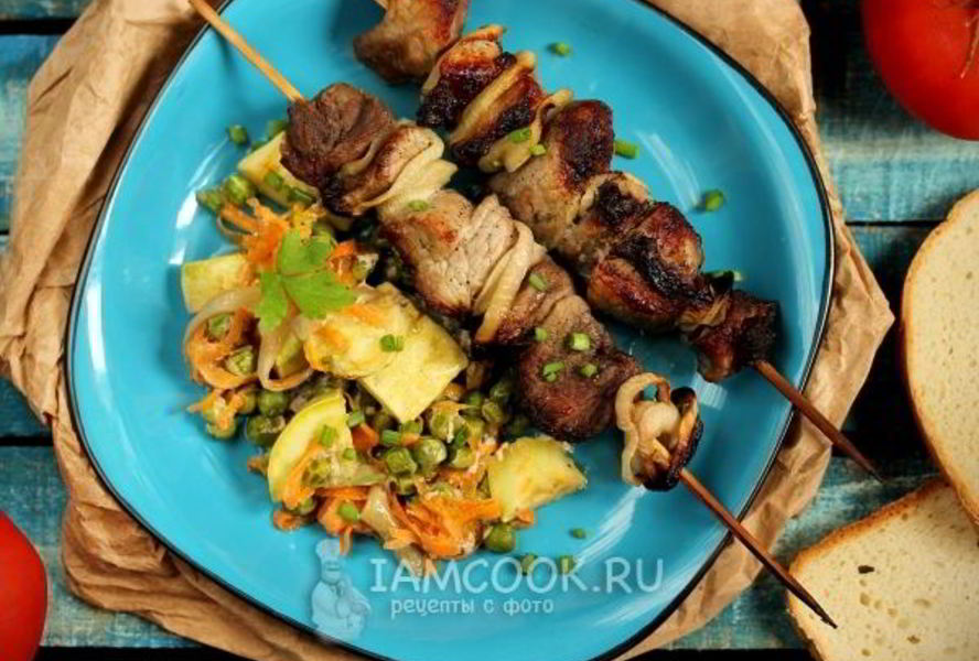 Шашлык из свинины с овощами в духовке