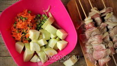 шашлык из свинины с овощами в духовке