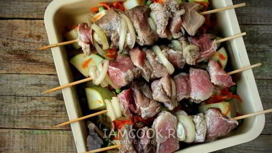шашлык из свинины с овощами в духовке