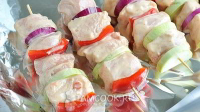 шашлык на кефире из куриного филе с овощами
